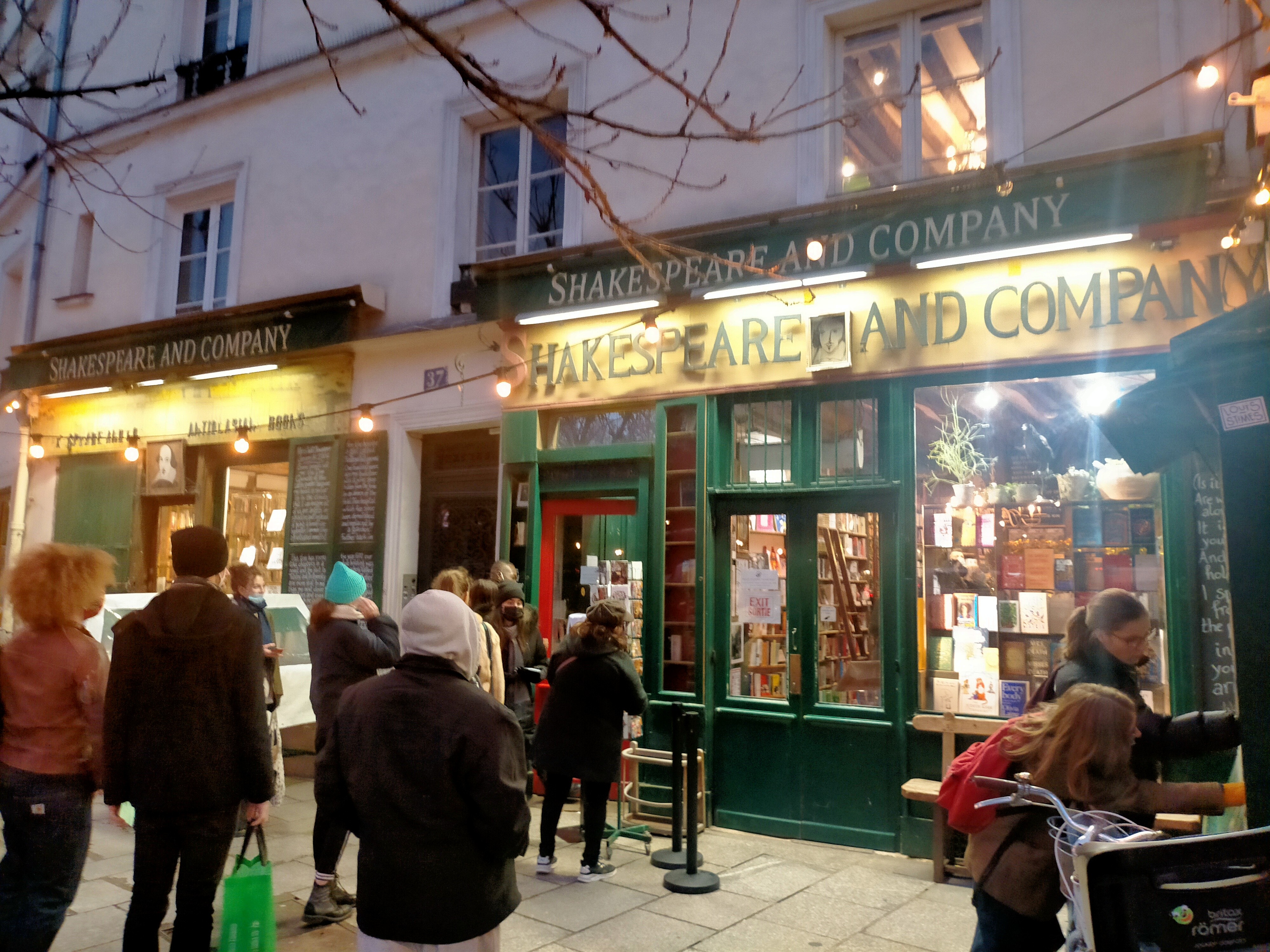 shakespeare and company at night